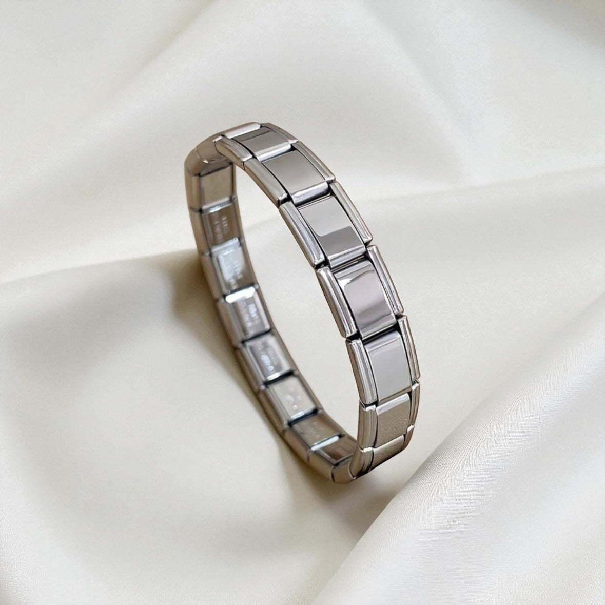 Sudraba krāsas charm aproce